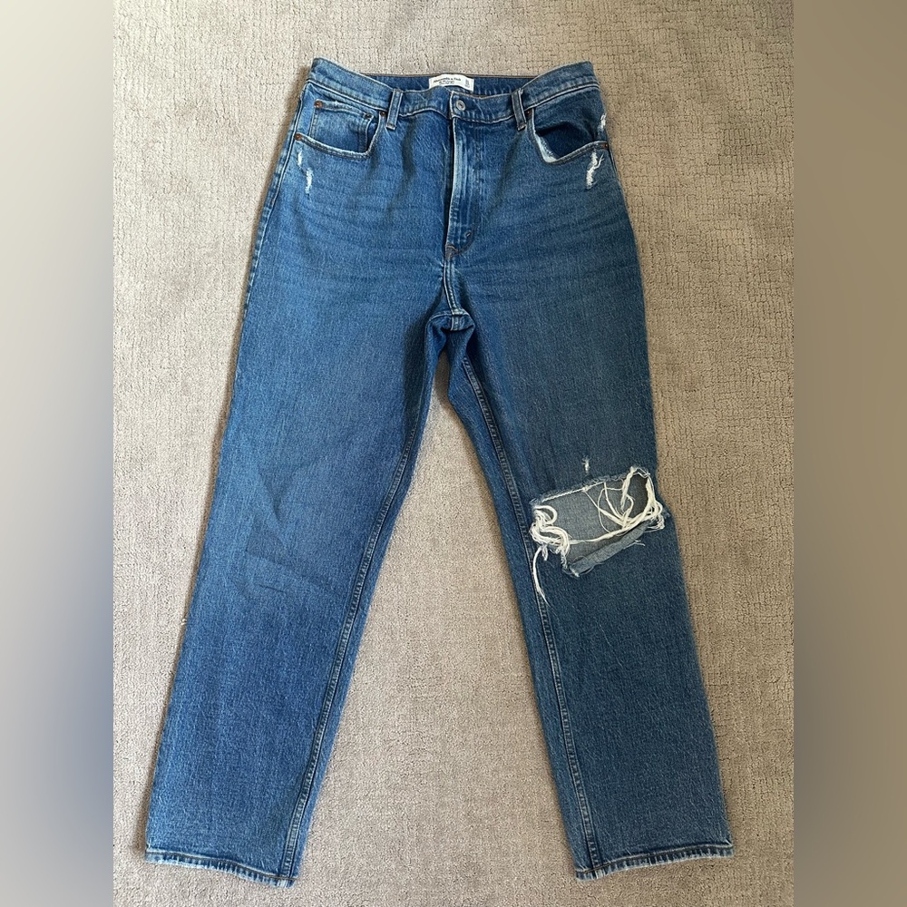 Abercrombie The 90’s Straight Ultra High Rise Distressed Jeans